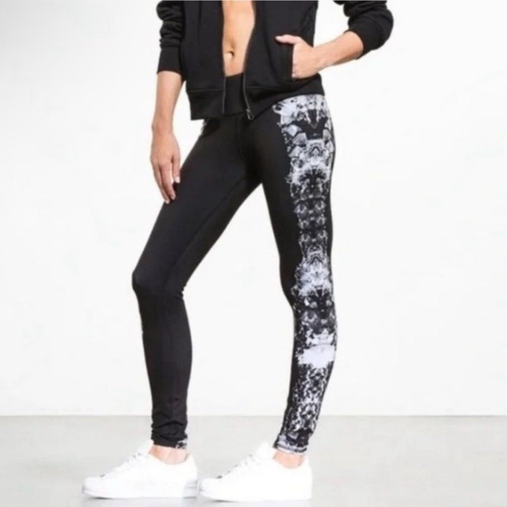 ALO Yoga Black and White Leggings with Pattern Size Small